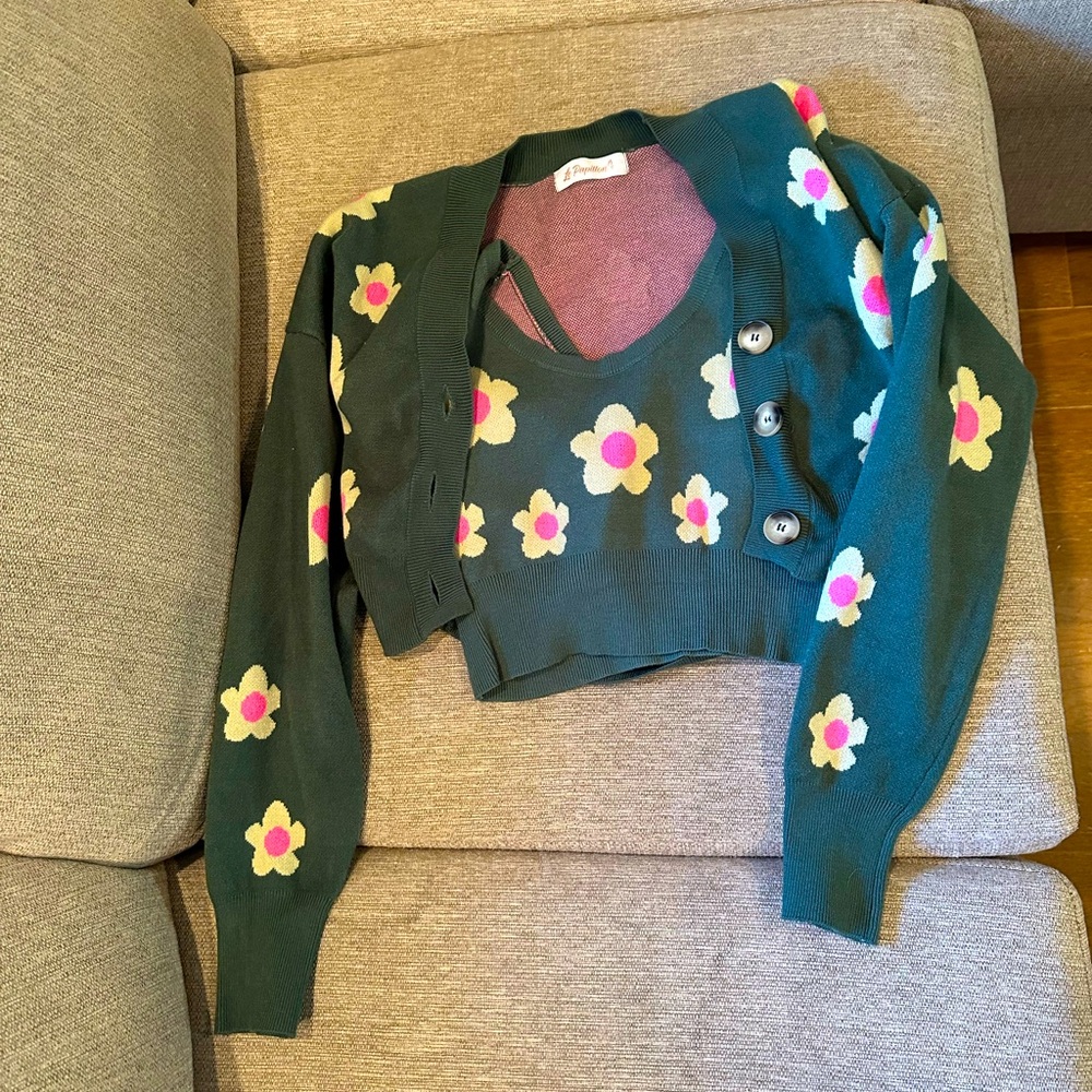 Soft Sweater & Tank Set! Pretty Fun Flowers W Popping Colors! Perfect Condition!